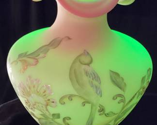 10’’ FENTON QUEENS BIRD BURMESE HAND PAINTED VASELIMITED EDITION #165 of 1350
SIGNED BY ARTIST TAMMY WATERS & DESIGNER MARTHA REYNOLDS