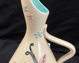 1956 HULL POTTERY B15 FLOWERS & BUTTERFLIES PITCHER, 13’’