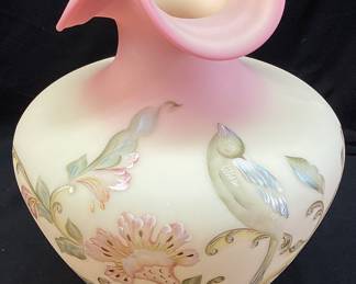10’’ FENTON QUEENS BIRD BURMESE HAND PAINTED VASELIMITED EDITION #165 of 1350
SIGNED BY ARTIST TAMMY WATERS & DESIGNER MARTHA REYNOLDS
