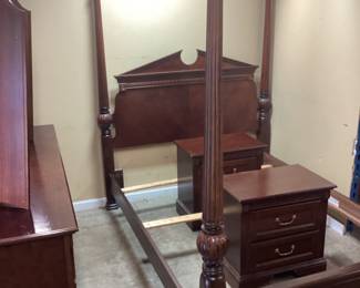 5 PIECE FURNITURELAND SOUTH BEDROOM SUITE, QUEEN POST BED, 2 NIGHTSTANDS, DRESSER & MIRROR