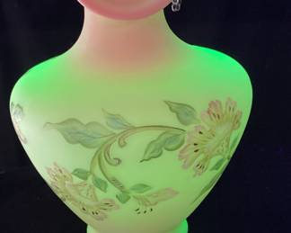 10’’ FENTON QUEENS BIRD BURMESE HAND PAINTED VASELIMITED EDITION #165 of 1350
SIGNED BY ARTIST TAMMY WATERS & DESIGNER MARTHA REYNOLDS