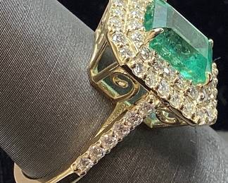 14KT YELLOW GOLD EMERALD & DIAMOND RING, SIZE 6.75, 2.62cts EMERALD, 1.37ctd DIAMONDS, 5.6g TOTAL WEIGHT, GGA APPRAISAL $18,790.00