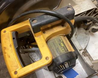 DEWALT COMPOUND MITER SAW & WORK TABLE