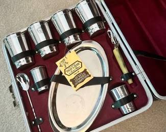Vintage travel bar by Ever-Wear with the original key, just add 3 bottles of liquor!