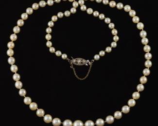 Ladies Gold and Graduated Pearl Matinee Necklace