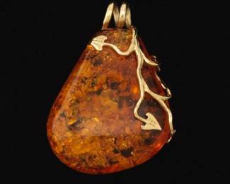 Ladies Amber and Gold Pendant