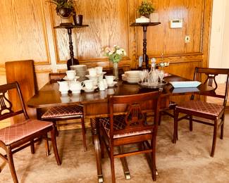 Three-Pedestal Duncan Phyfe Dining table with 6 chairs, 3 leaves (Antique)