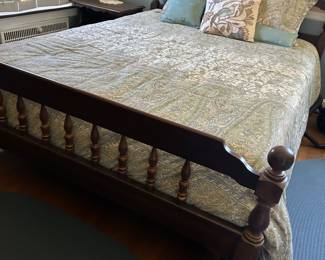 Queen Bed w Head and Foot Board Complete
