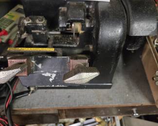 Key duplicating machine with blanks