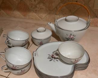 NORITAKE LUNCHEON/TEA SET
