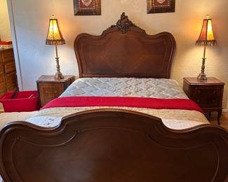 ANTIQUE QUEEN SIZE WOOD BED