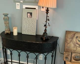 Home decor, lamps, and entry table