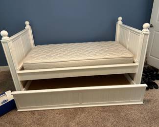 Bed with trundle - 1 mattress included