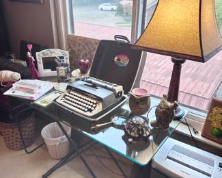 X-base, glass top work desk.
