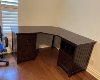 Corner desk
