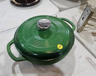 LODGE DUTCH OVEN WITH LID