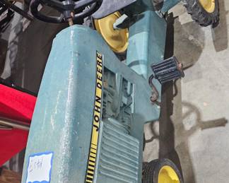 JOHN DEERE PEDAL TRACTOR