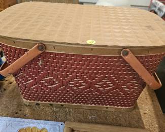 VINTAGE PICNIC BASKET