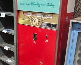 VINTAGE COCA COLA MACHINE
