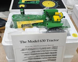 JOHN DEERE TOY TRACTOR
