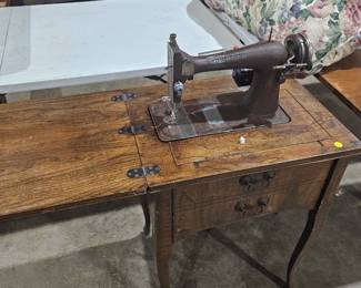 VINTAGE SEWING MACHINE