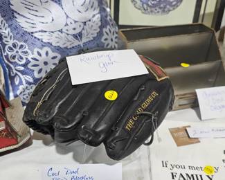 BASEBALL GLOVE