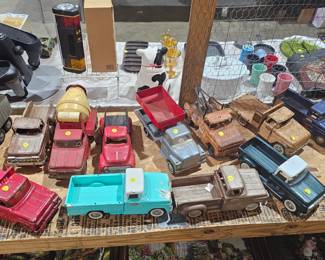 SEVERAL LOTS OF VINTAGE METAL TRUCK TOYS