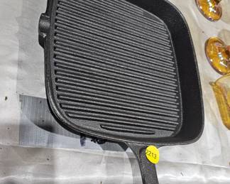 CAST IRON GRIDDLE / SKILLET