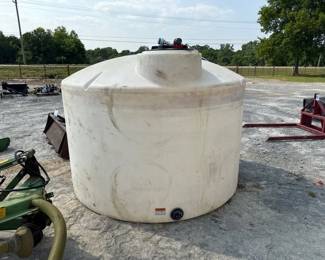 1550 GALLON POLY TANK