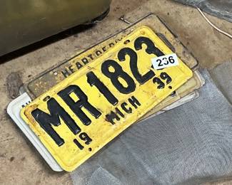VARIOUS VINTAGE LICENSE PLATES