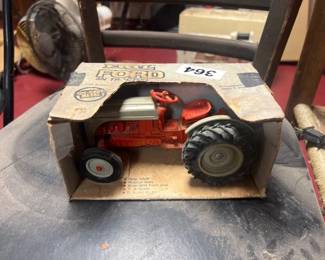 ERTL FORD 8N TRACTOR
