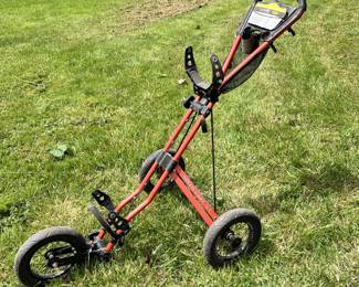 Walking golf caddy