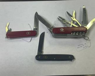 3 SWISS ARMY KNIVES