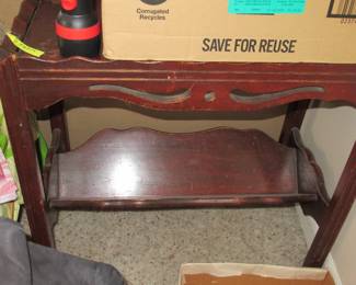 Pie Crust End table w/magazine rack