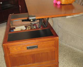 Lift top coffee table