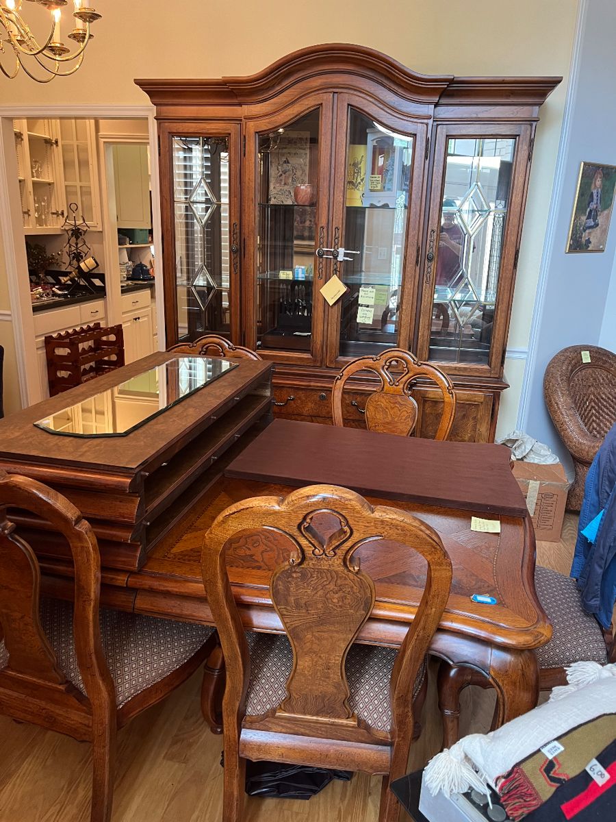Stunning THOMASVILLE burl formal dining set! table + 2 leaves, beveled glass china, 6 chairs & table pads!