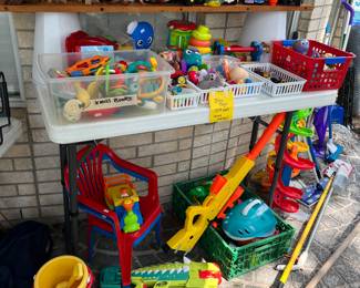TO THE BACK PATIO! LOTS OF TOYS!!