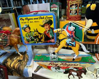 LOTS OF ROY ROGERS ITEMS! Lunch box, wind-up tin toy & more!
