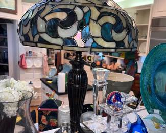One of two elegant DALE TIFFANY lamps!