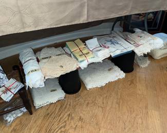 Tablecloths, napkins, doilies