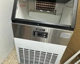 Large freestanding ice maker