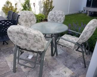 Patio dining set seats 4