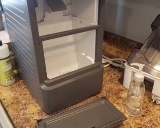 Countertop ice maker
