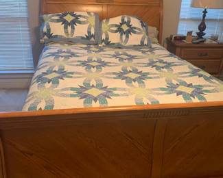 Queen quilt with shams