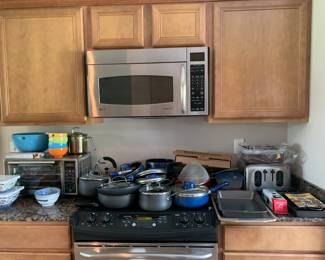 Pots, toaster and bowls
