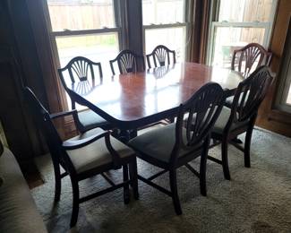 Mahogany Dining Table w/3 Leaves and 7 Chairs