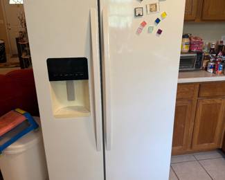 Side by wide side refrigerator