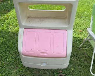 Children’s outdoor toy chest
