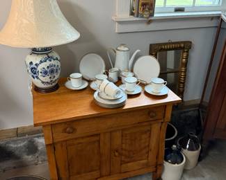 Commode
Blue/white ginger jar lamp