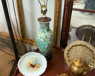 Gold frame
Pair of lamps
Bird plate